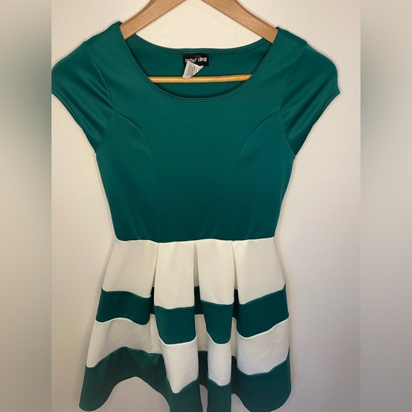 Wide striped green and white dress size 12 girls - Picture 1 of 2